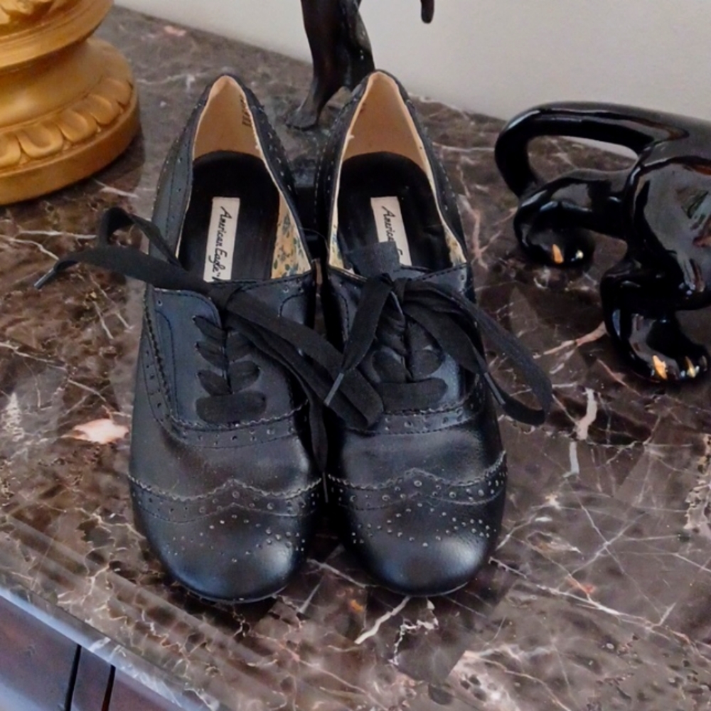 American Eagle lace up wingtip Oxford heel